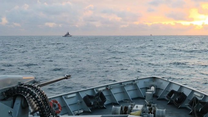 ceanglobal's tweet image. 🚨Breaking: The Royal Navy intercepts 2 Russian vessels in the English Channel! HMS Severn engaged the RFN Stoikiy and Yelnya as they sailed through the Dover Strait. Slipping past tensions in the busy waters. 🇬🇧⚓️ #RoyalNavy #DoverStrait #UKDefense #UKNews