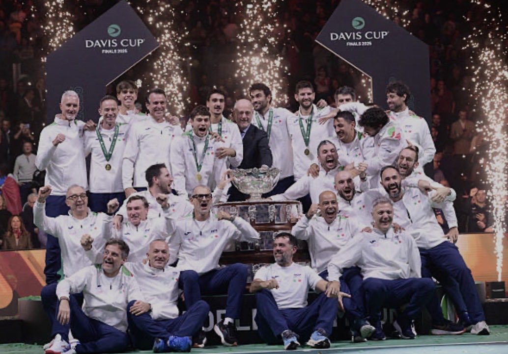 fermurciego's tweet photo. 🗓 ATP 2025

➖AUS OPEN: Sinner 🇮🇹
➖ROLAND GARROS: Alcaraz 🇪🇸
➖WIMBLEDON: Sinner 🇮🇹
➖US OPEN: Alcaraz 🇪🇸

➖ATP FINALS: Sinner 🇮🇹

👥 DAVIS CUP: ITALIA 🇮🇹 https://t.co/aPD9MsFcIi