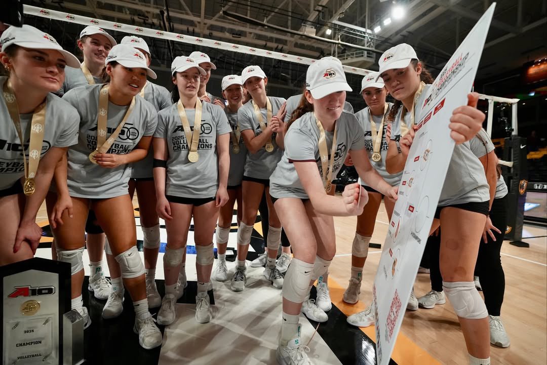 .<a href="/RamblersWVB/">Loyola Women's Volleyball</a> raise the A10 trophy 👏

#NCAAWVB x 📸 <a href="/atlantic10/">Atlantic 10 Conference</a>