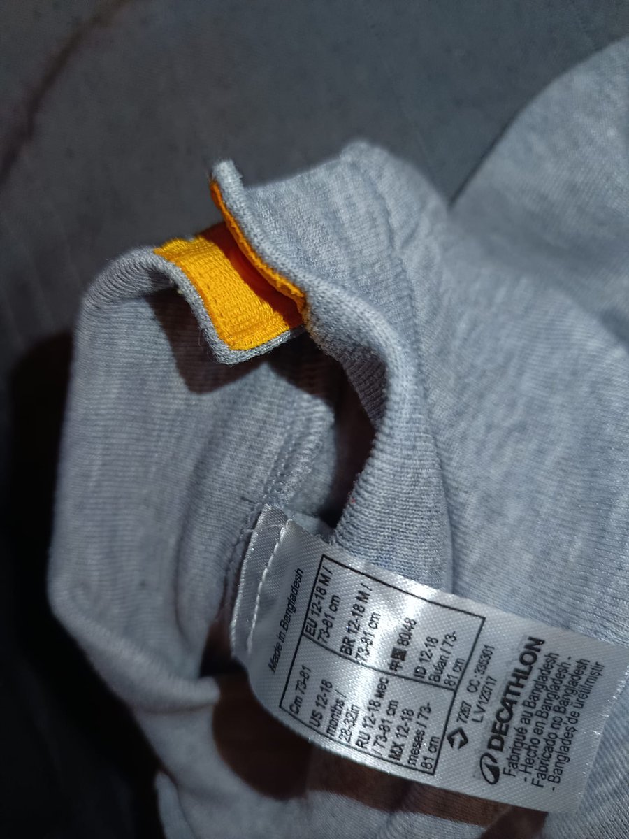 Lini7Jose's tweet photo. Hola @DecathlonEspana @Decathlon @MSocialGob @consumcat Compré esta térmica para bebés y la zona amarilla, donde están los clips de cierre, tiene todo el contorno levantado y duro como si fuese una lija sollando el cuello de mi hija. Creo que debéis replantearos su ergonomía... https://t.co/J07bI6hRhc