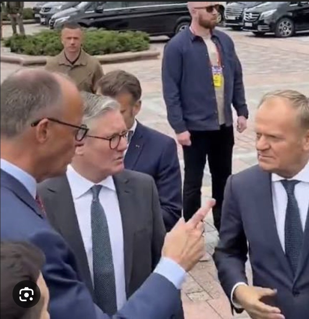 RadekPyffel's tweet image. Bezlitosna i bezsensowna postawa Europejczyków, którzy nie dopuszczają Donalda Tuska i przedstawicieli rządu🇵🇱 do szwajcarskich rozmów 🇺🇲🇺🇦🇩🇪🇫🇷🇬🇧🇮🇹 o planie pokojowym Trumpa dla Ukrainy i zamiast tego wysyłają premiera RP razem z innymi przywódcami europejskimi do Angoli by tam w…