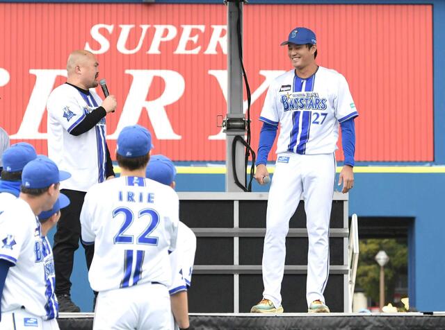 ＤｅＮＡ・藤浪晋太郎　ファン感で残留発表「来季は最初から先発の柱として長いイニングを投げたい」
news.yahoo.co.jp/articles/42455…

　ＤｅＮＡ・藤浪晋太郎投手（３１）が２３日、来季も残留することを表明した。この日、横浜スタジアムで行われたファン感謝イベント「ＢＡＹ　ＢＬＵＥ　ＦＥＳＴＩＶ...