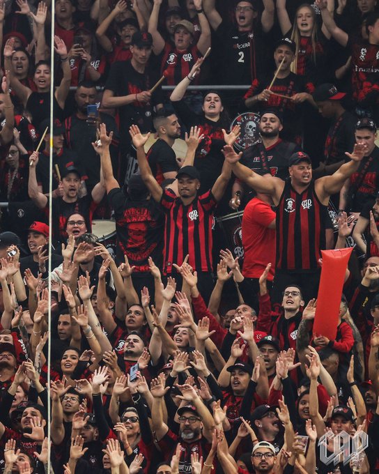 Leozinho, do Athletico-PR, está suspenso na última rodada, mas foi ver o jogo decisivo no meio da organizada.