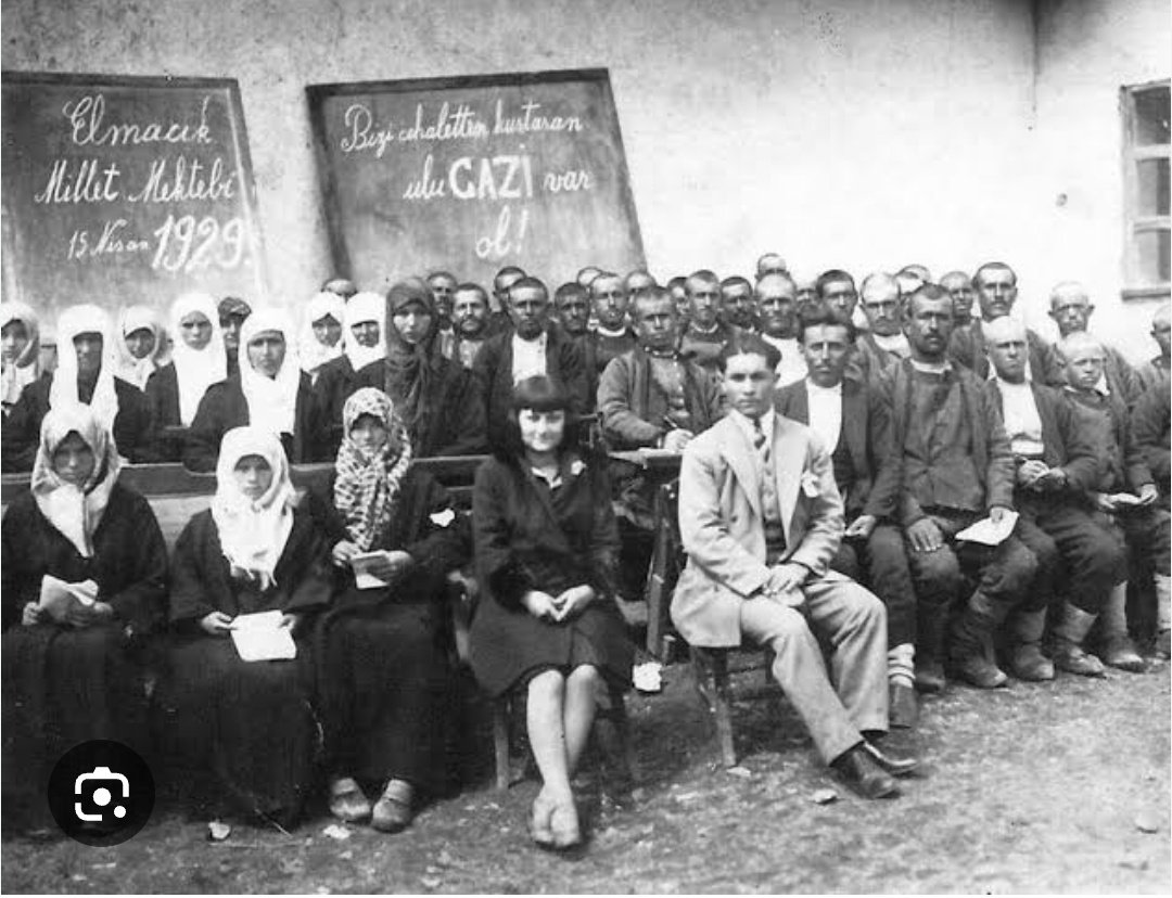 SMEYDAN's tweet photo. 24 Kasım Öğretmenler Günü 

"Fikri hür, vicdani hür, irfanı hür nesiller" yetiştiren öğretmenlerimizin öğretmenler günü kutlu olsun.

Türkiye'de 1 Kasım 1928 tarihinde 1353 sayılı "Türk Harflerinin Kabul ve Tatbiki Hakkında Kanun" kabul edildi. Yasa, 3 Kasım 1928 günü Resmî Gazete'de yayımlanarak yürürlüğe girdi. Böylece güzel Türkçemiz, yapısına hiç uymayan Arap harfleriyle değil, yapısına çok daha uygun Yeni Türk Harfleri ile yazılmaya başlandı.

1927 Nüfus Sayımına göre Türkiye'de toplam nüfusun yaklaşık yüzde 90'ı Arap harfleri ile okuma yazma bilmiyordu. Yeni Türk Alfabesinin kabulünden sonra Cumhurbaşkanı Atatürk, bir alfabe seferberliği başlattı. 

Yeni Türk Alfabesini halka öğretmek için 1928'de Millet Mektepleri kuruldu.

Bakanlar Kurulu, 11 Kasım 1928'de Kurucu Önder Mustafa Kemal Atatürk’e “Millet Mektepleri Başöğretmenliği” unvanını verdi.
Mustafa Kemal Atatürk, 24 Kasım 1928'de Millet Mekteplerinin Başöğretmenliğini kabul etti.  Bu unvan, 24 Kasım 1928'de Millet Mektepleri Talimatnamesinin yayınlanması ile resmileşti.

Mustafa Kemal Atatürk,  kara tahtasını yanına alıp bir yurt gezisine çıktı ve Başöğretmen olarak Yeni Türk Harflerini halka öğretmeye başladı.

Aşağıdaki fotoğraflarda Millet Mekteplerinde Yeni Türk Alfabesi ile okuma yazma öğrenen kadın erkek yurttaslarımız görülüyor.

(Bu arada Atatürk döneminde başörtüsünün yasaklandığı iddiası koca bir YALANDIR.)