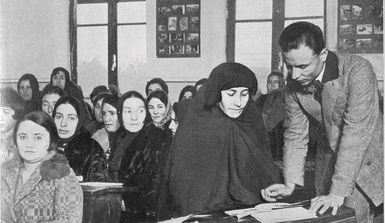 24 Kasım Öğretmenler Günü 

"Fikri hür, vicdani hür, irfanı hür nesiller" yetiştiren öğretmenlerimizin öğretmenler günü kutlu olsun.

Türkiye'de 1 Kasım 1928 tarihinde 1353 sayılı "Türk Harflerinin Kabul ve Tatbiki Hakkında Kanun" kabul edildi. Yasa, 3 Kasım 1928 günü Resmî