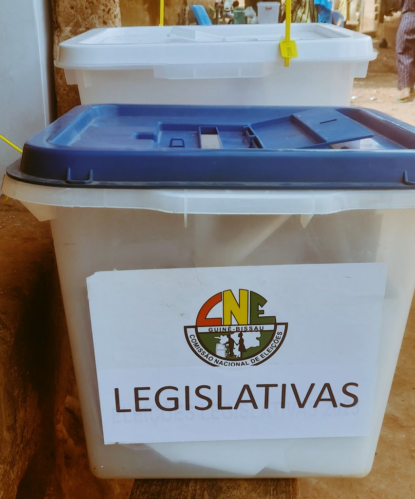 ca_jaim's tweet photo. Enquanto um povo🇬🇼, sujeito ao seu exercício de contrato-social, hoje, fomos #votar numa dinâmica do cumprimento às orientações da #CNE. Entretanto, no decorrer de tudo, haviam contestações sobre #irregularidades no procedimento e #detenção durante a festa democrática......!!✊🏿🇬🇼 https://t.co/zvZ8IZ0HFs