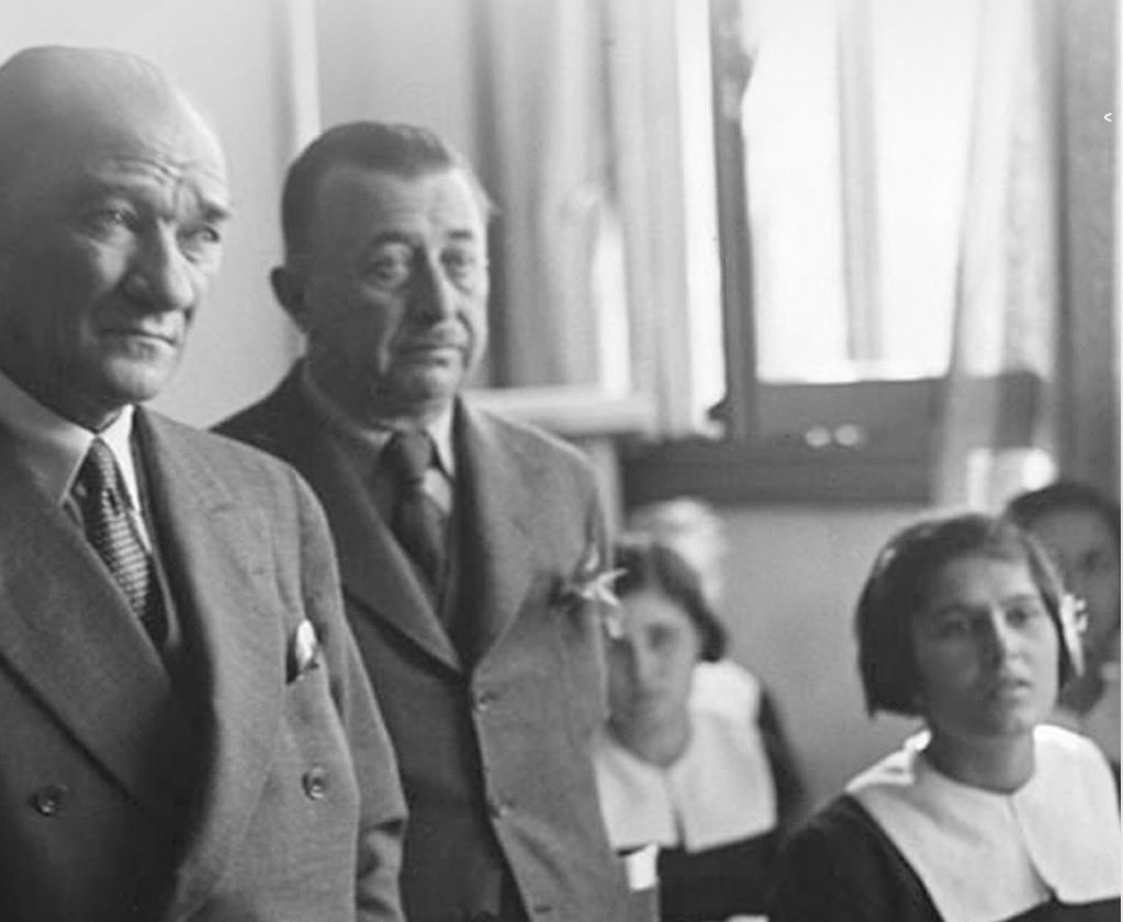 Hepimizin Bir Öğretmeni Var.

Başöğretmen Mustafa Kemal Atatürk’ün açtığı yolda, geleceği aydınlatan tüm öğretmenlerimizin Öğretmenler Günü kutlu olsun.

#24KasımÖğretmenlerGünü