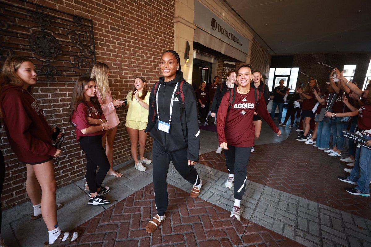 AggieVolleyball's tweet image. No one beats the @12thman 👍

#GigEm // #AggieVB