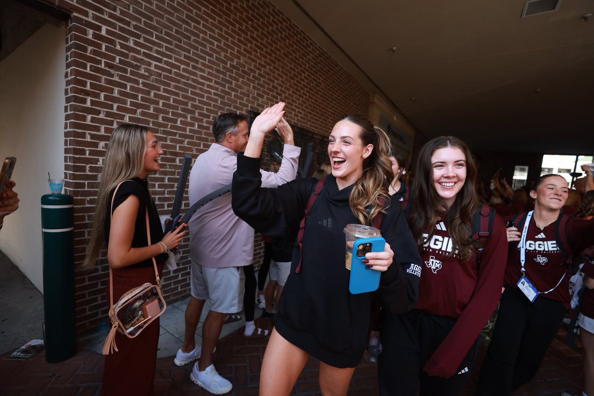 AggieVolleyball's tweet image. No one beats the @12thman 👍

#GigEm // #AggieVB