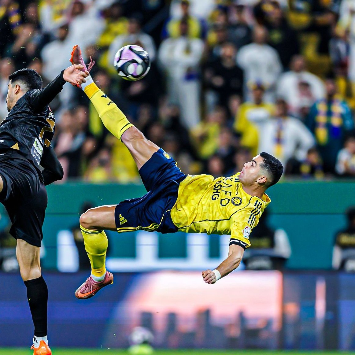 TeamCRonaldo's tweet image. 🚨🎙️ Arabic commentator on Cristiano Ronaldo&apos;s bicycle kick goal :

&quot;The exceptional do it once, the extraordinary do it always.&quot;