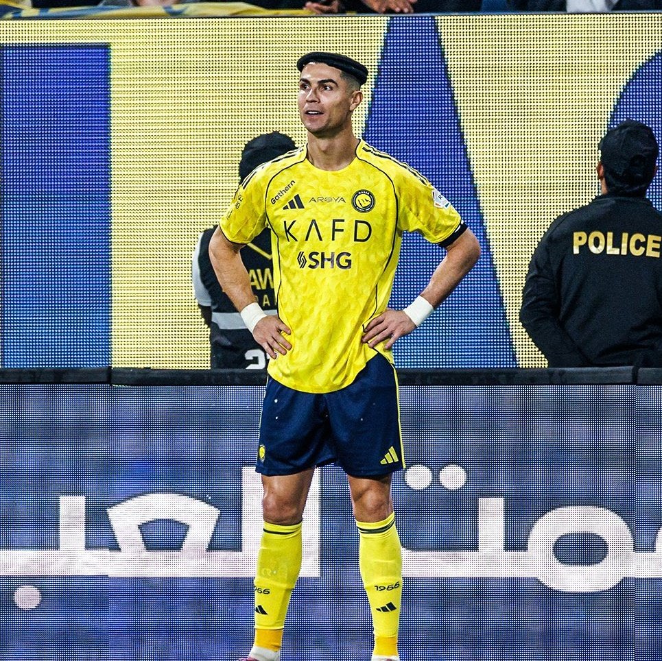 TeamCRonaldo's tweet image. 🚨🎙️ Arabic commentator on Cristiano Ronaldo&apos;s bicycle kick goal :

&quot;The exceptional do it once, the extraordinary do it always.&quot;