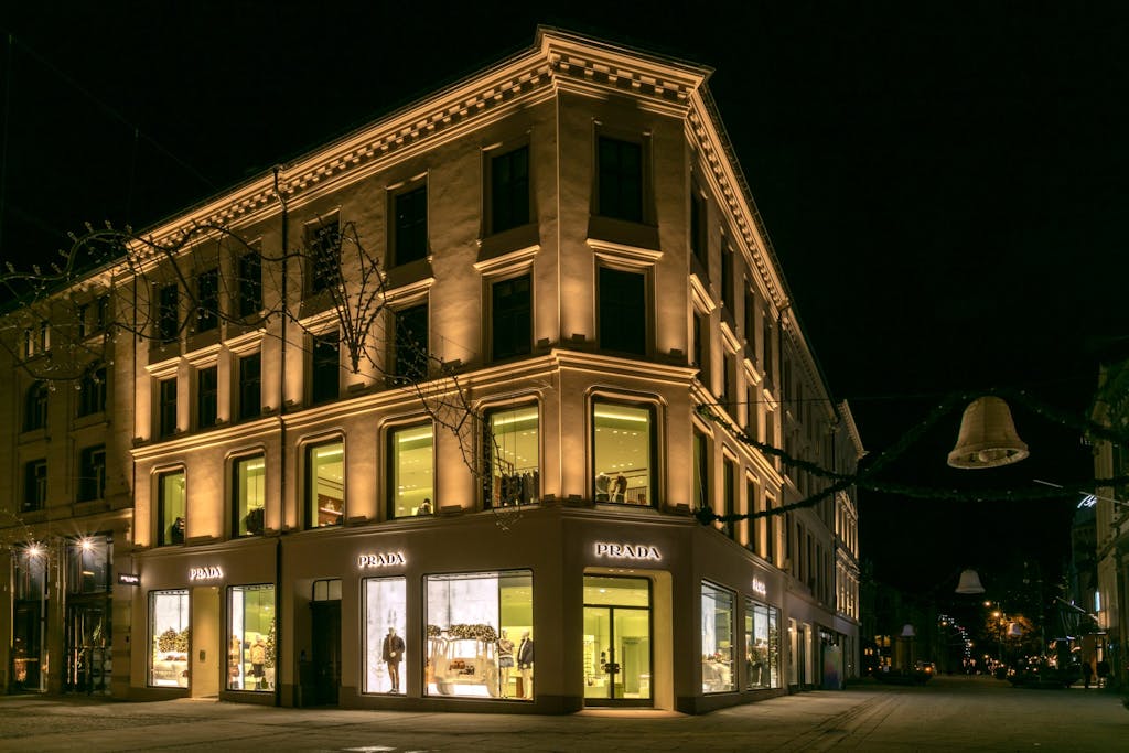 cppluxury's tweet image. PRADA opens new boutique in Oslo, Norway

#Prada #Oslo #Norway #luxuryfashion #luxury #fashion #luxurybags #luxuryaccessories #luxuryretail #luxuryboutique @Prada