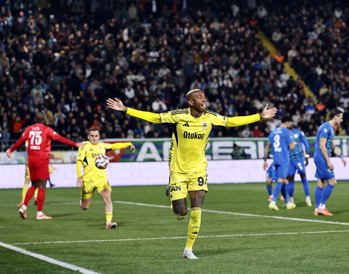 Fenerbahce's tweet photo. Topla ilk buluştuğu an… ⚽ 

Anderson Talisca sunar! https://t.co/0FgjJBNAed