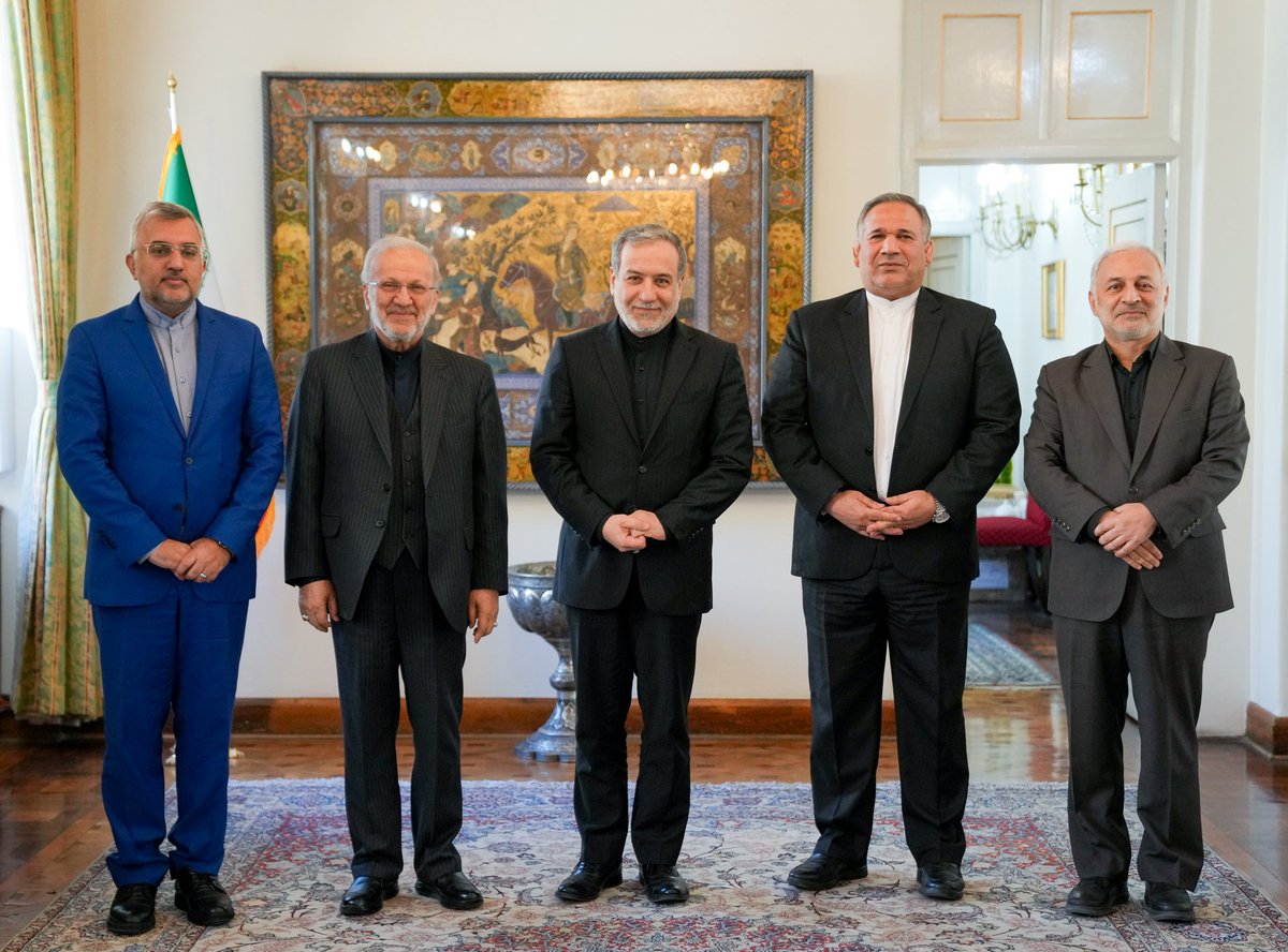 jalalzade_ir's tweet image. تعامل با کمیسیون های تخصصی مجلس همواره در دستور کار وزارت امور خارجه بوده است و امروز  دکتر حسینی رئیس کمیسیون اقتصادی به همراه دکتر متکی رئیس کمیته دیپلماسی اقتصادی مهمان دکتر عراقچی بودند. یک گفتگوی سازنده ،موثر و کاربردی برای تقویت همکاریهای فی مابین حول محور برنامه هفتم توسعه