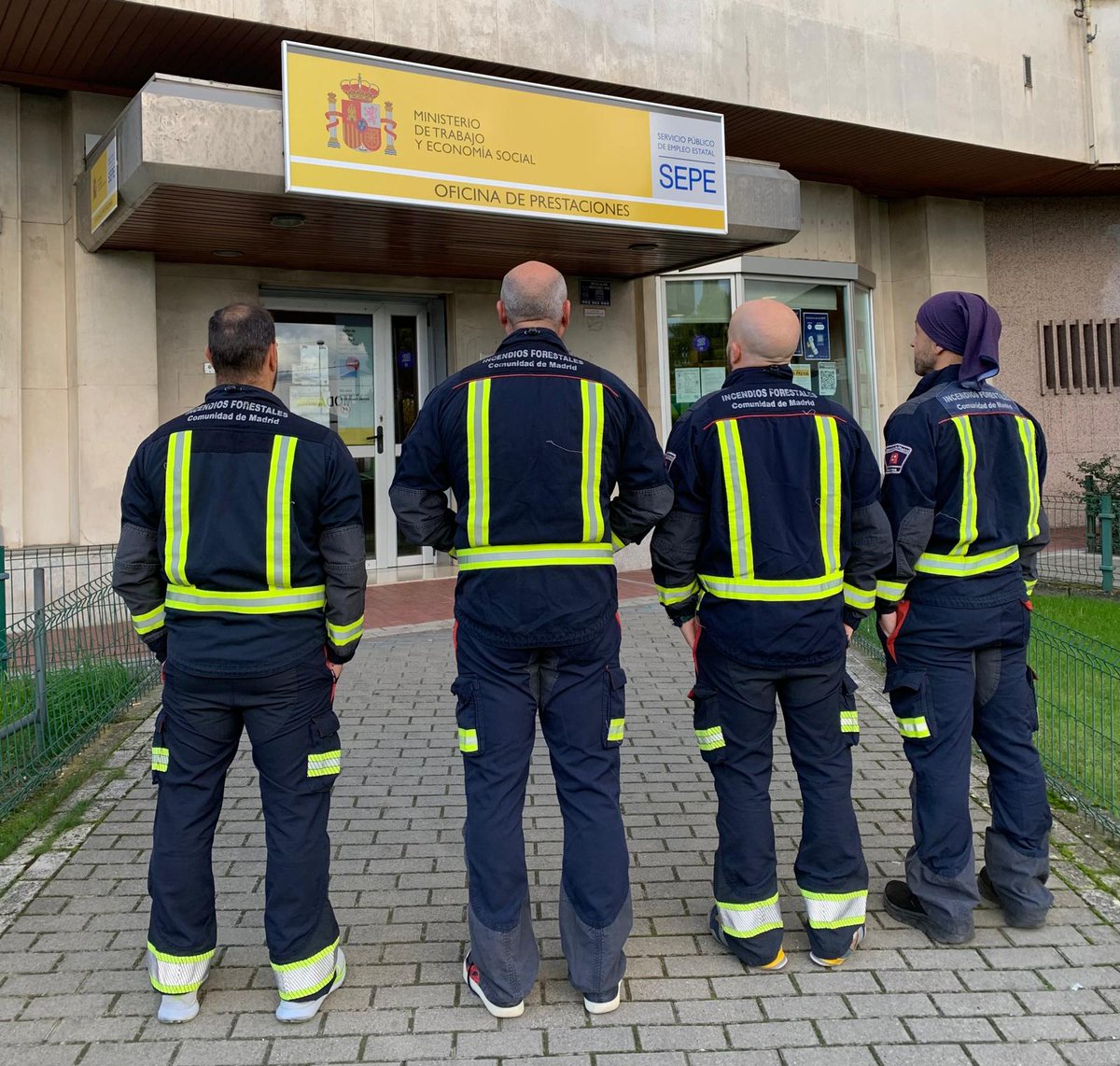 2/6
La segunda parada del recorrido. Donde descubres que no estás solo.
Somos muchos los que, tras aprobar un Concurso-Oposición para fijo, tenemos la misma "estabilidad": la cola del paro.
¿Cuántos profesionales más deben pasar por aquí?