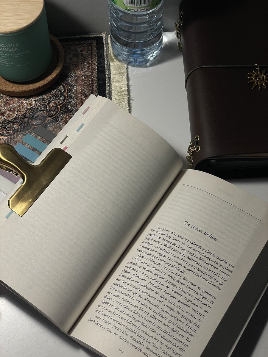 ve yaşama kafa yormayı bir yana bıraktığı için de çok daha mutludur. hakkında düşünemeyecek kadar yaşamakla meşgul. benim hatam ise bir kere kitapların kapağını açmış olmak.

~deniz kurdu