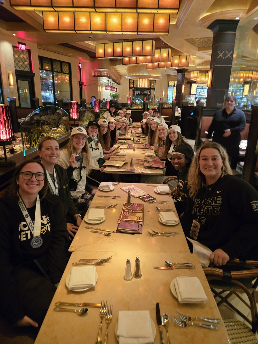 WayneStateVB's tweet image. Your 2025 GLIAC Champions..celebratory dinner at Cheesecake Factory!! #Champions