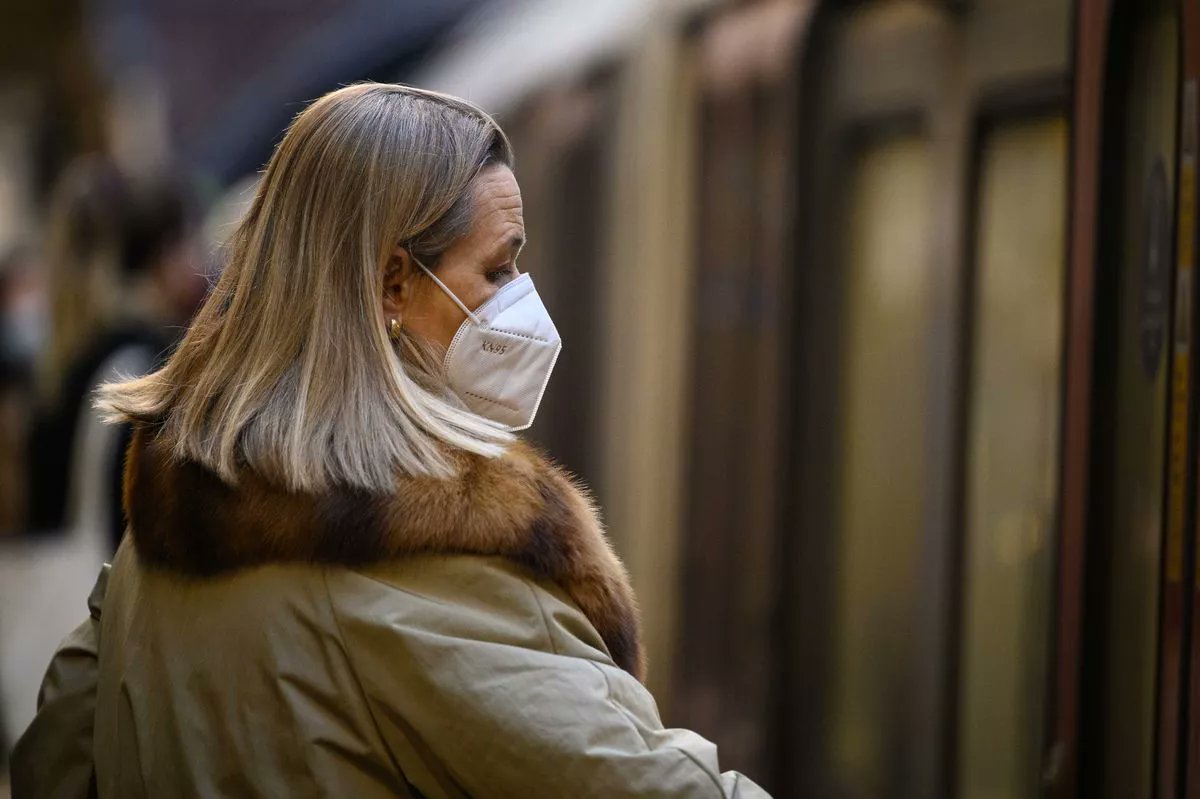 ⚠️ BREAKING: 

UKHSA says 'wear a mask' as four viruses spread in UK 

Health officials are urging people to take extra precautions including wearing a face mask if you have symptoms as four winter viruses continue to circulate across the UK.
