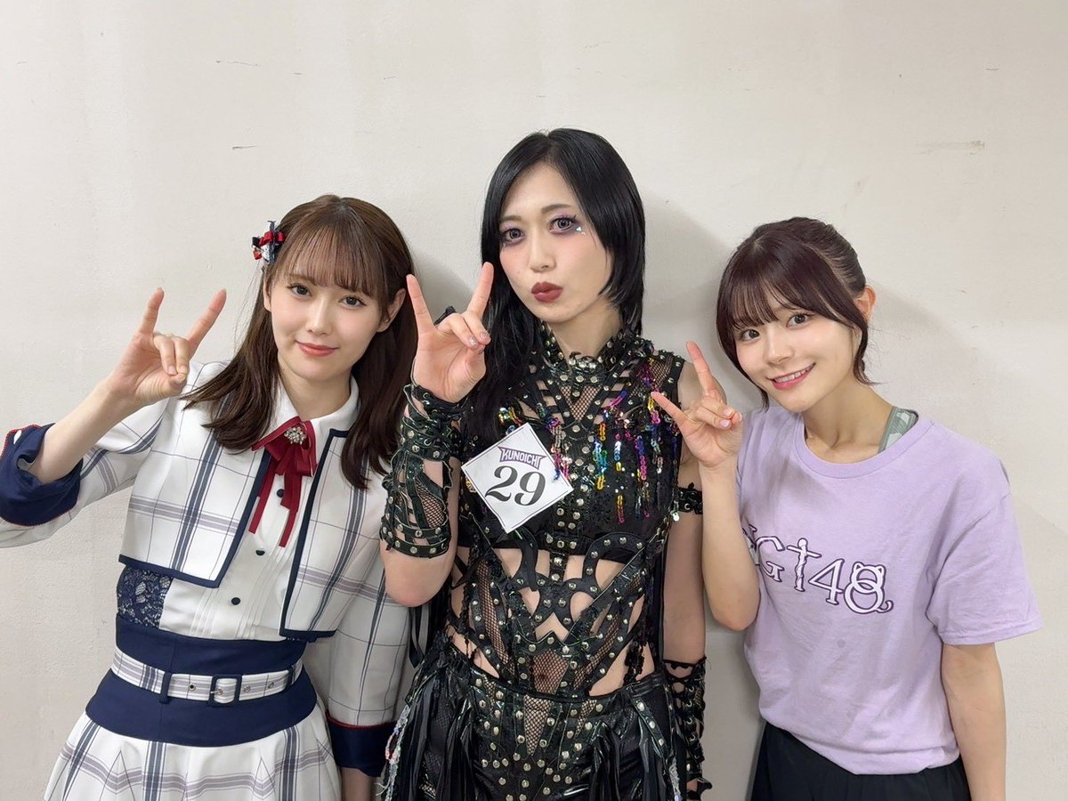 saya_h_a_t_e's tweet image. なんと！#KUNOICHI2025秋 で
バイトAKBの同期であり、
今はNGT48で活躍している
西潟茉莉奈ちゃんと清司麗菜ちゃんに
10年越しに再会することができたよ🐈‍⬛
夢みたいな時間で嬉しかった🖤
#STARDOM