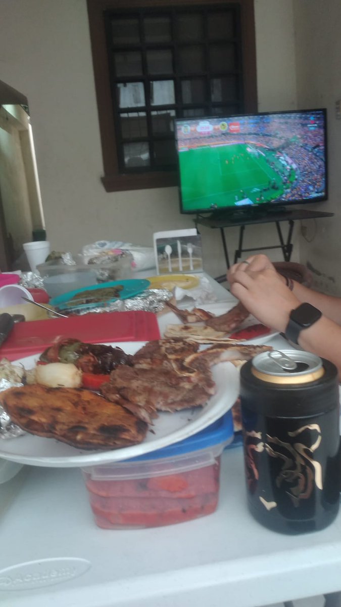 CharlestonNc's tweet photo. #ellassonfutbol. Ti..gueee...reeesss !!!! https://t.co/71NQygeXPQ