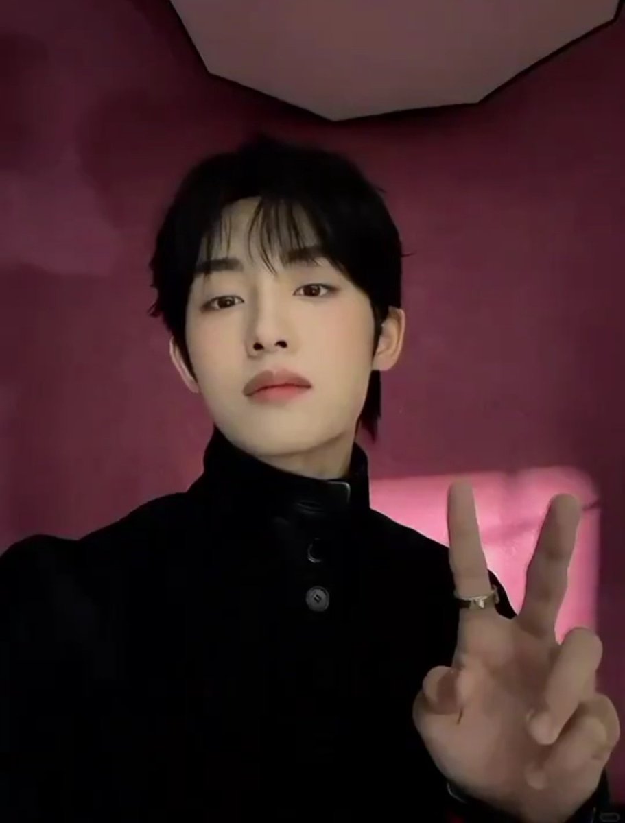 wwfolder's tweet photo. 😐✌🏻:                              🙂✌🏻: https://t.co/IxvRxauMGP