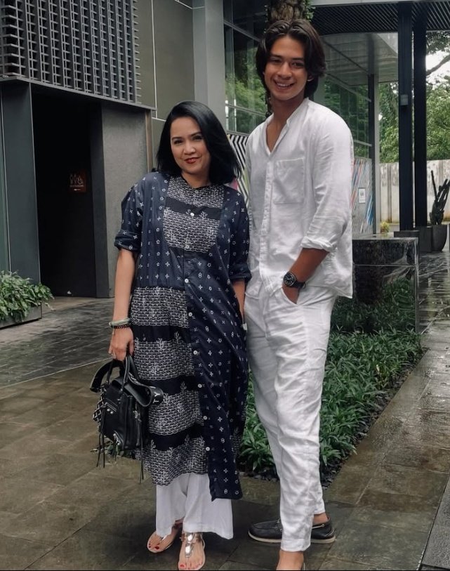 RusmiahJ32316's tweet image. Yooo happy birthday May your heart be filled with joy and your life with happiness. Happy birthday, tante kece💛😍🤏
@gitapanhar