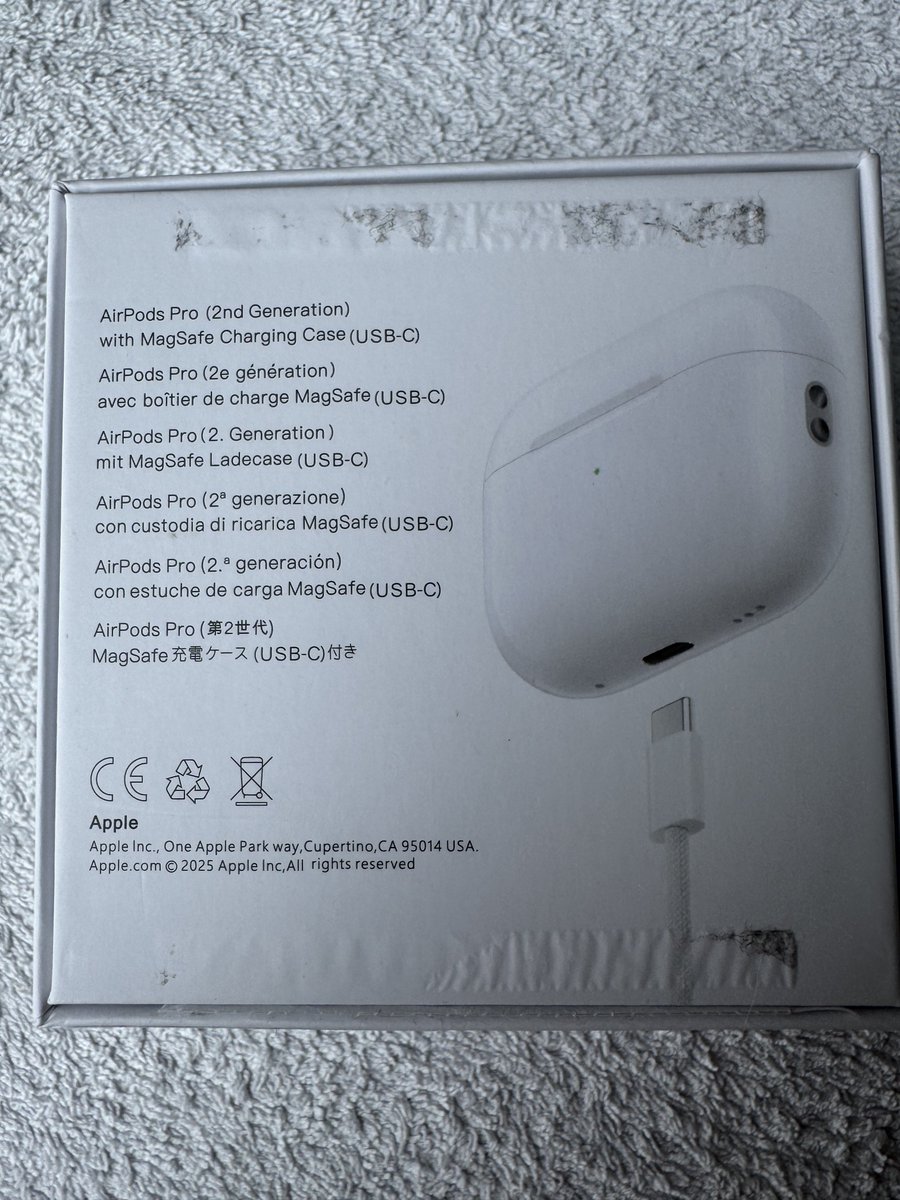 Silcomio's tweet photo. This is what #fake #AirPodsPro2 #Airpods look like: https://t.co/8K0opTsZLU