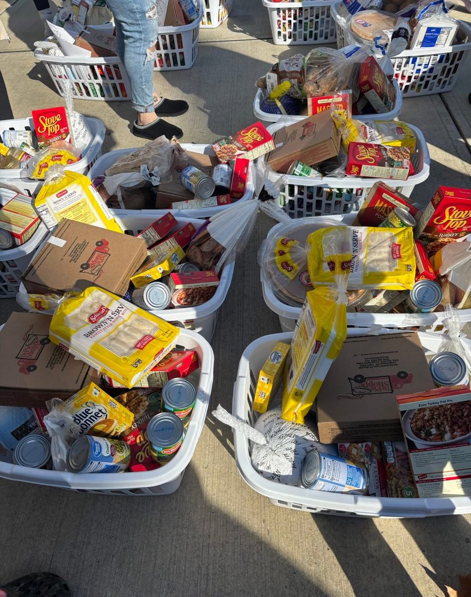 Datdude8913's tweet image. Felt good take time to deliver and pack turkeys to family’s in need today. As an athlete it is important to be a good person on and off the feild. Happy holidays to all. 🦃🎄

#givingback 
#Community 
#getinvolved 
@HighlandsGolden