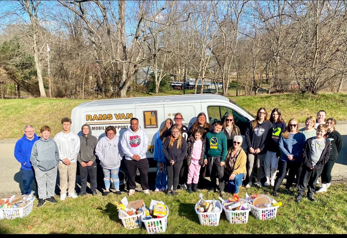 Datdude8913's tweet image. Felt good take time to deliver and pack turkeys to family’s in need today. As an athlete it is important to be a good person on and off the feild. Happy holidays to all. 🦃🎄

#givingback 
#Community 
#getinvolved 
@HighlandsGolden