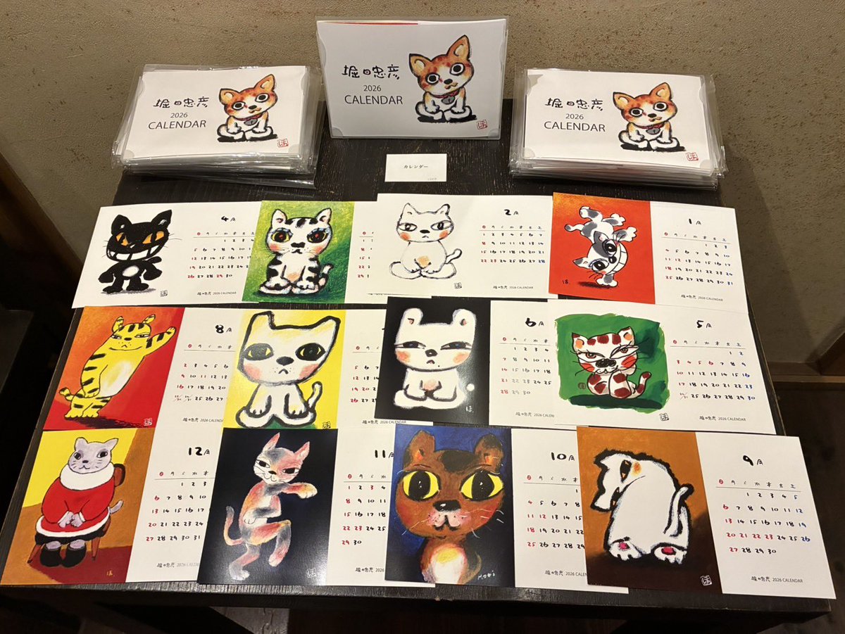 遺作展にて販売中の卓上カレンダーはお問い合わせ多数につき、近日中に販売サイトBOOTHでもご購入いただけるよう只今準備中でございます。
販売開始の際はSNSでお知らせ致します😺
 
スタッフが堀口先生のメモから手書きの数字と曜日を探し集め、カレンダーにしました。人気のネコちゃん大集合です😸