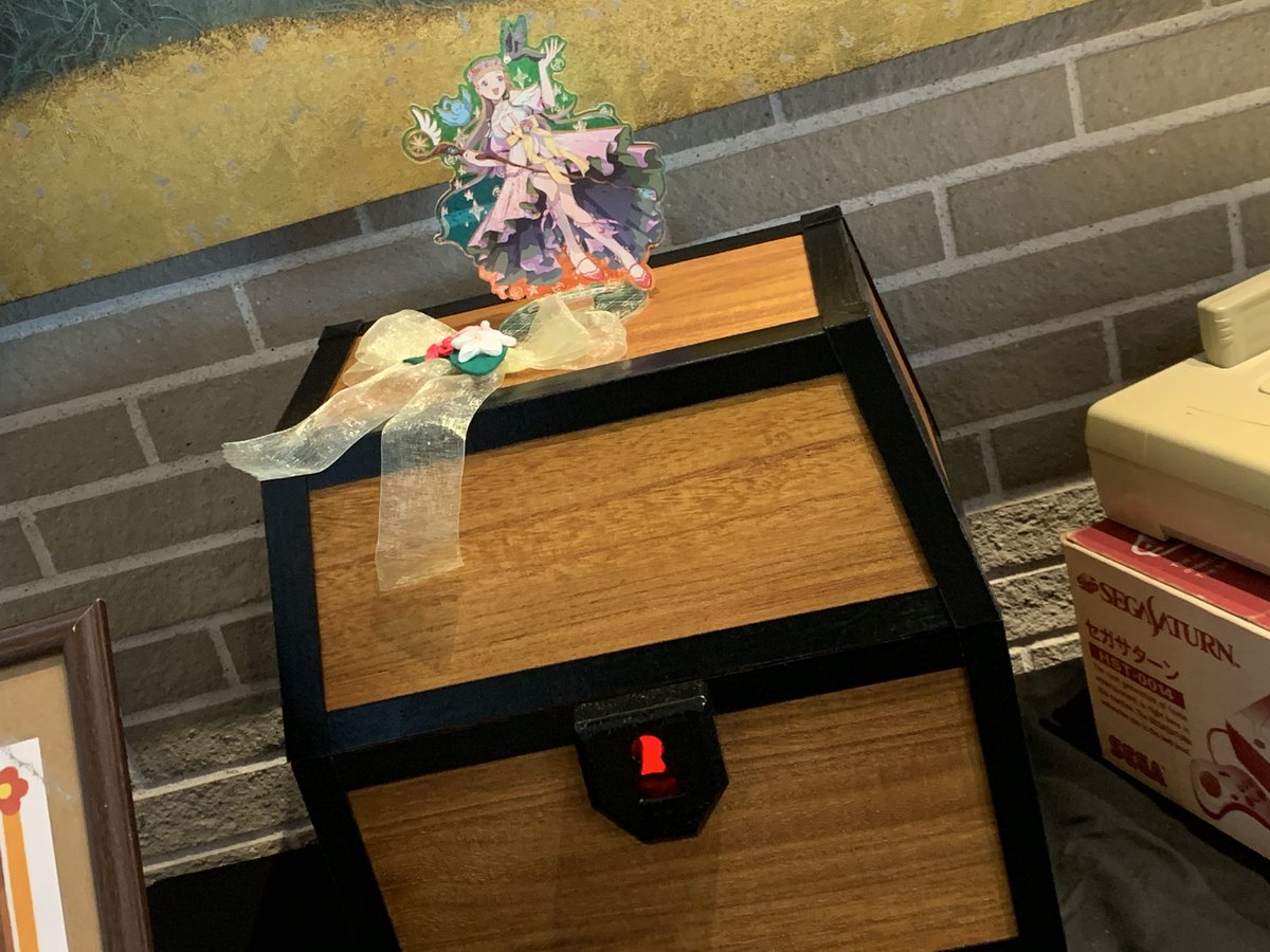 只今演奏会の準備が着々と進んでおります...!
様々な演奏曲に纏わる展示品がありますが、中でも目玉はコレ😄
「パンドラボックス」を現実に再現！！
中を覗いて見ると.....?
#パンドラB