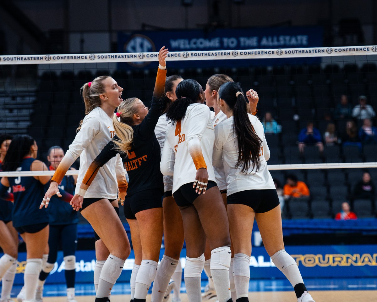 TexasVolleyball's tweet image. 1st set went crazy 🤪

lowest opponent scoring set of the season - .074
highest hitting % this season - .643 

#HookEm