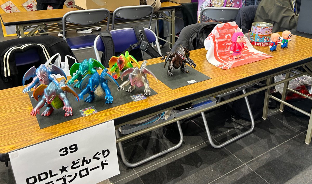 【第8回 創作ソフビ決起集会】DDLブース完成です。『怪奇神隠しシリーズ 春日鬼 光』怒ロ怒ロコミックシリーズ 【バケ丸くん Bダッシュver.&amp;双子の弟ver.】もいます。OUTERRIMさんと合同ブースです。お待ちしています。 #創作ソフビ決起集会