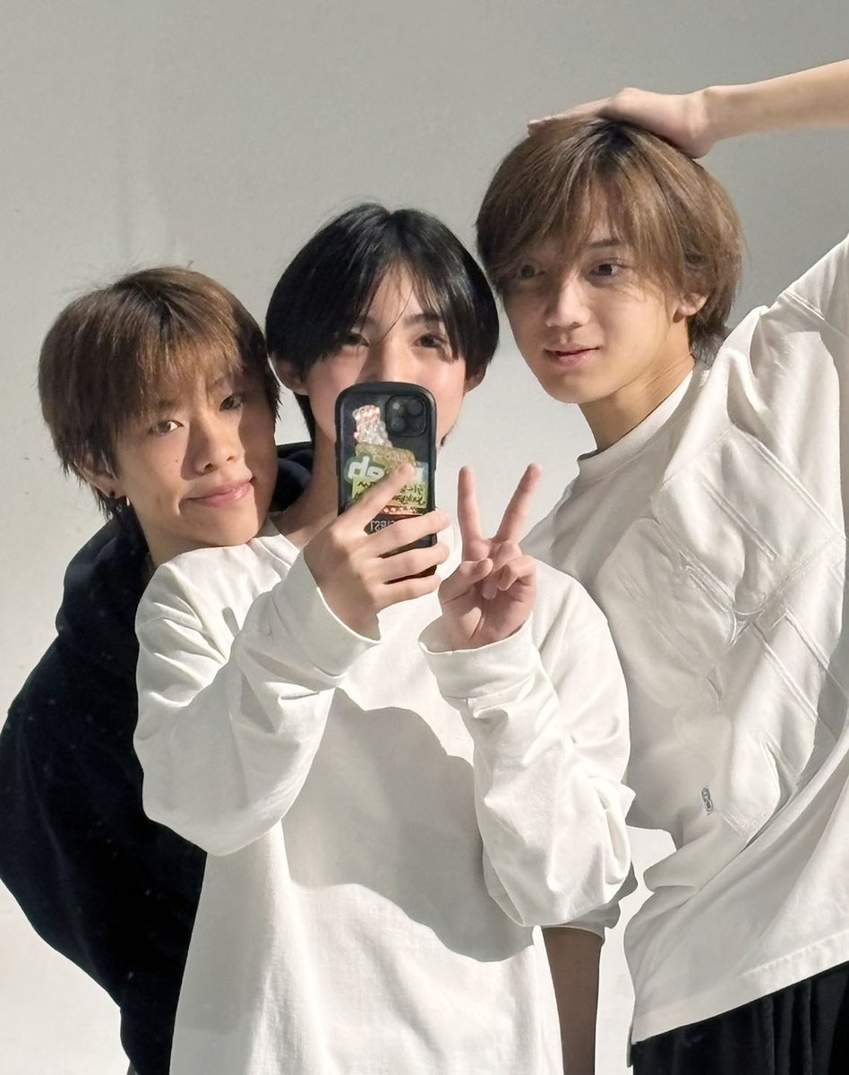 bmsg_trainee's tweet image. ⸜ ✉️ #LETTER_FROM_AOI ✨ ⸝

皆さん、お元気ですか？
エージェントAこと #_AOI です😎

レッスン終わりにRENくんとたいちゃん（TAICHIくん）と3人で写真を撮りました！

このメンバーといえば...
音色チームです🎶

THE LAST…