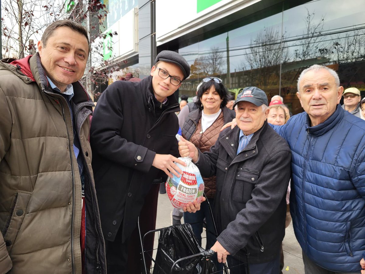 Was happy to organize -  w/many volunteers &amp; private sponsors - Thanksgiving Turkey Giveaway @ Sheepshead Bay. We were able to give out 180 turkeys to many non- for-profits &amp; individuals.
Special TY to <a href="/SenSteveChan/">Senator Stephen T. Chan</a> <a href="/AlecBrookKrasny/">Assemblymember Brook-Krasny</a> &amp; <a href="/AMNovakhov/">Michael Novakhov</a> for cooperation!
Community First!