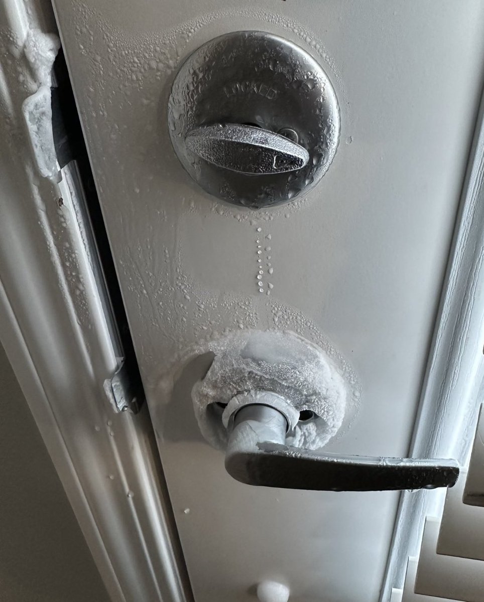 MadelnCanada's tweet image. Tell me you live in Canada without telling me you live in Canada: