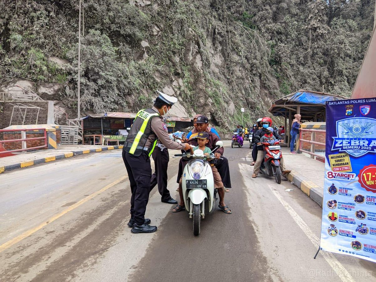 RadioElshinta's tweet photo. Petugas Kepolisian dari Polres Lumajang, Jawa Timur membagikan masker kepada pengendara roda dua yang melintas di jalan Lumajang-Jember karena masih tebalnya abu vulkanik letusan Gunung Semeru, Senin (24/11). 📸Efm
@humas_reslmj
#Polisi #lumajang #Jatim #abuvulkanik #GunungSemeru