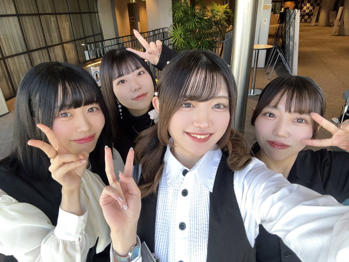 ATHENA_seina06's tweet image. XPT最終日〜🥲❣️出勤❕
起きたら鼻血出て困りました🩸
本日はあやめちゃんが希望してたので普通のツインテールにしました✨！
かわちぃ女の子達と一緒に📸
本日盛り上げて行きましょう〜🙌🏻🤍 #XPT