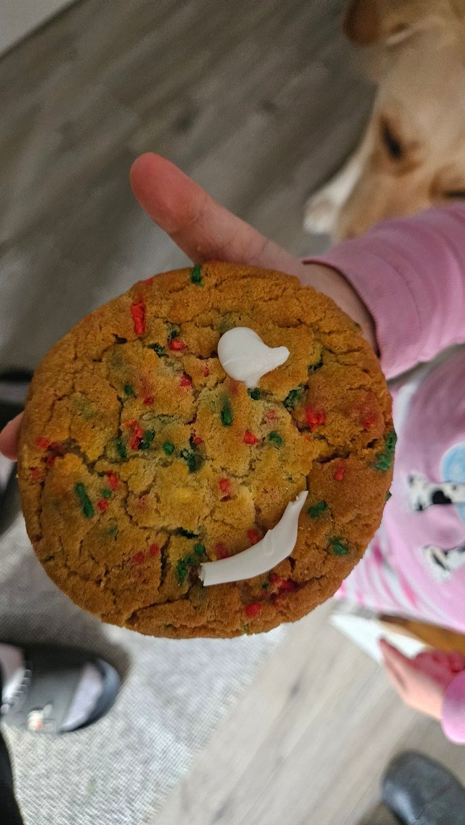 NostalgiaNorth's tweet image. Expectations VS. Reality 

@TimHortons Are you for real? My daughter ran up to me asking why her cookie only has one eyeballs. I tried not to laugh, but for a child, this is a big thing. #DoBetter #timhortons #smilecookie #timhortonssmilecookie