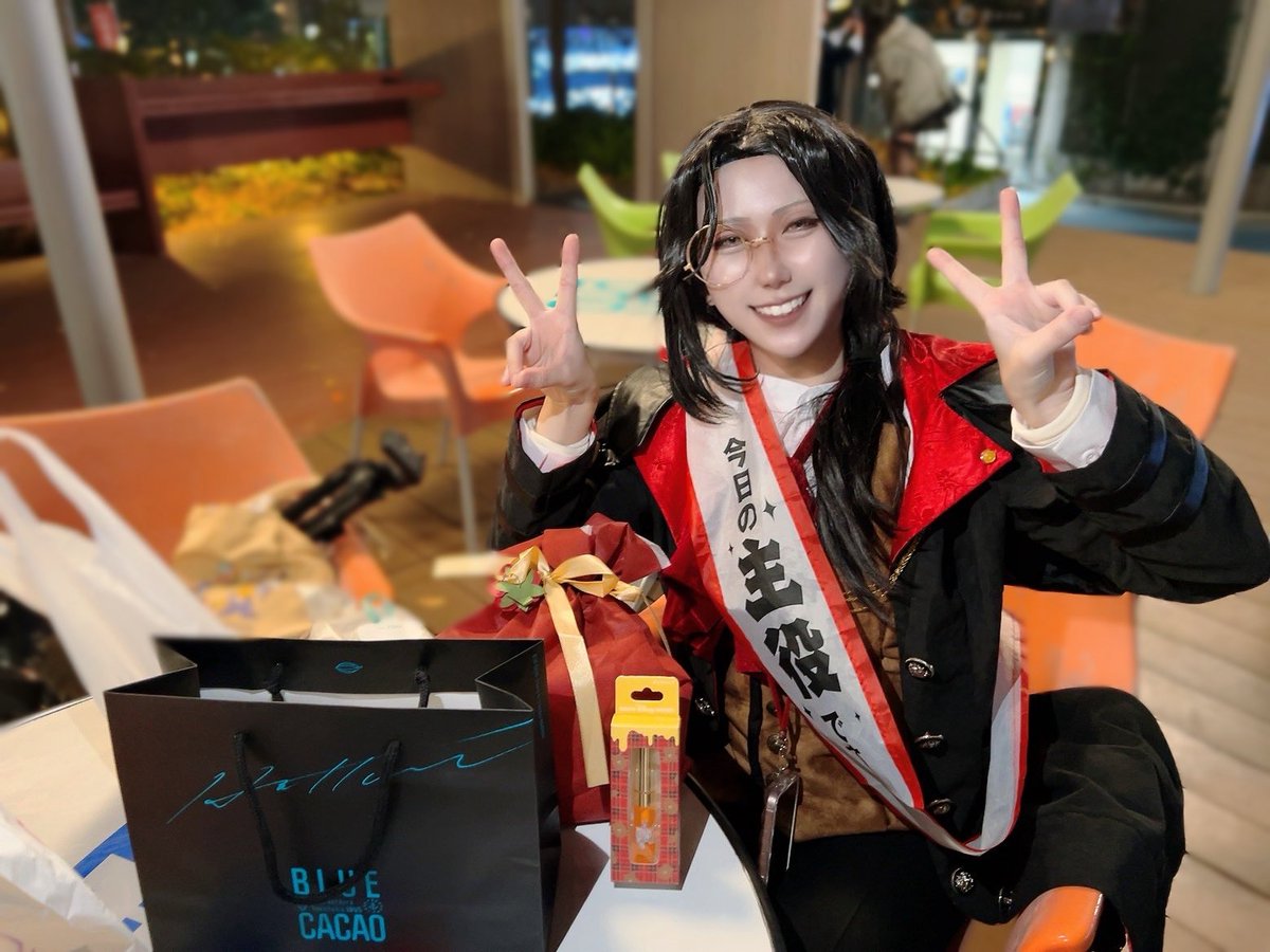 cos.

昨日は誕生日ボーイを引き連れて遊んでたつもりだったのですがなんと私の誕生日も少し早いけどサプライズで祝って頂いてました……‼️😭😭

写真はプレゼントを頂いてあまりに慣れないことにどんな顔して笑えばいいかわからず困ってる🧐です