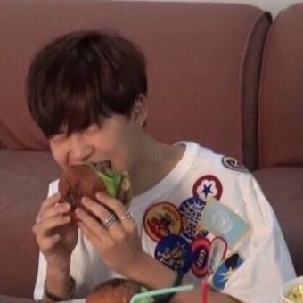 jimini_rani's tweet image. 지민이 변함없이 항상 쟈근입으루 최선을 다해서 먹고잇쟈나 ㅜ.. ♡