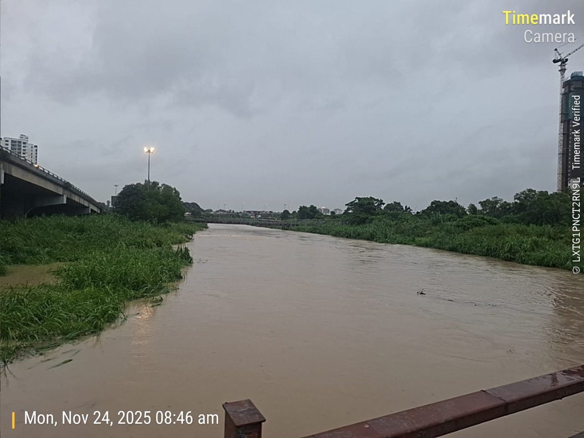 sacitycouncil's tweet photo. Berikutan hujan lebat yang turun di kawasan Shah Alam, anggota Pasukan PANTAS Majlis Bandaraya Shah Alam telah menjalankan pemantauan di beberapa kawasan hotspot banjir antaranya di Sungai Damansara, Seksyen 13, Shah Alam. Hasil pemeriksaan mendapati berlaku kenaikan paras air, walaubagaimanapun pam berfungsi dengan baik.

Untuk sebarang kecemasan atau bantuan segera berkaitan banjir di Shah Alam, sila hubungi Pasukan PANTAS di talian 03-55105811.

#weloveshahalam
#KitaSelangorMajuBersama
#MalaysiaMadani
#JubliPerakMBSA
#HasilDiraihKitaNikmatiBersama
#PemacuKemajuan
#PenerajuKecemerlangan