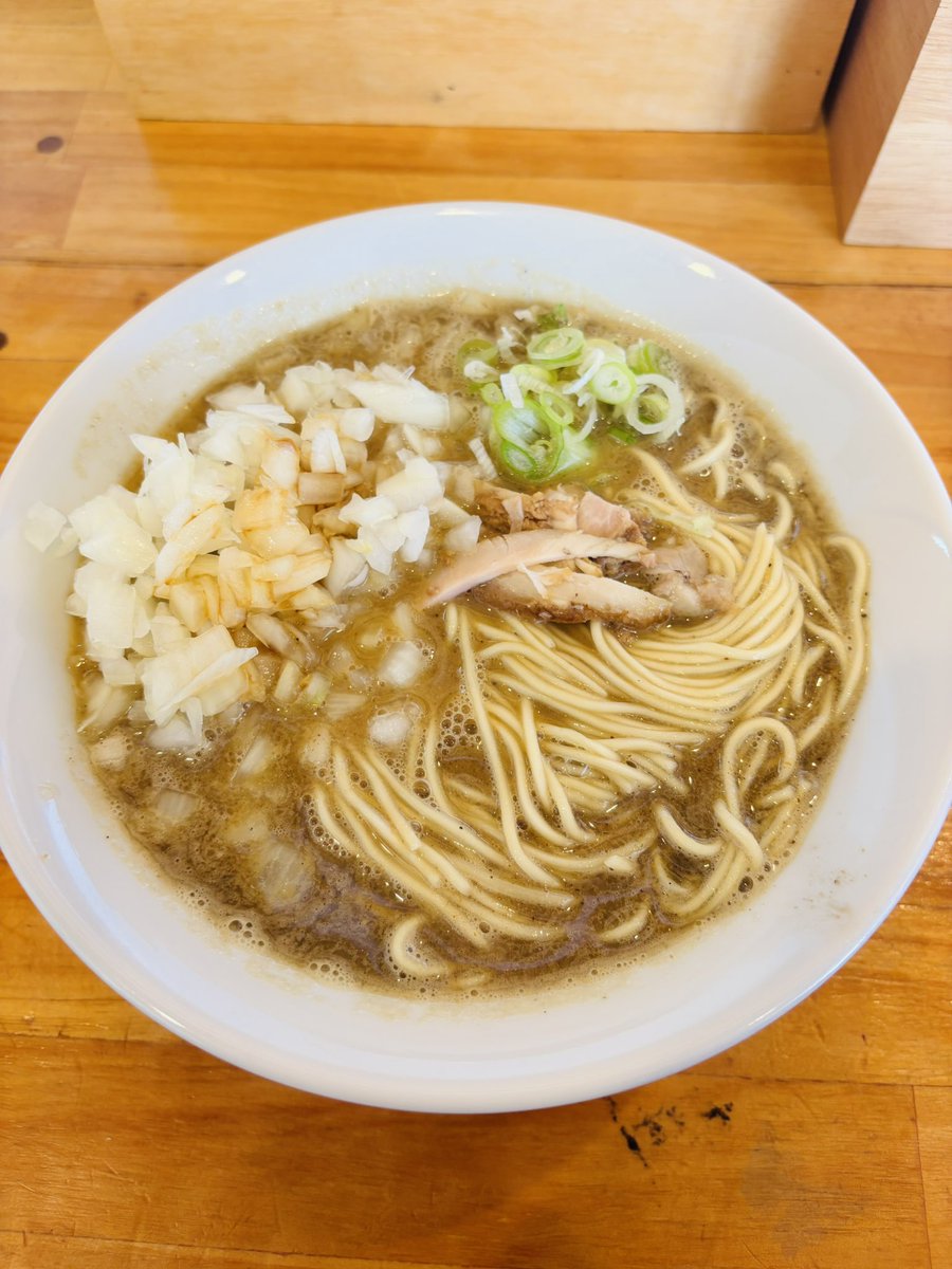 #中華蕎麦會　さんの濁ニボ☺️
寝坊しましたが何とか食べれました🍜
毎年恒例の春菊！また注文忘れました😢
食べたい😆
#煮干しラーメン
#キング
#濃厚民族