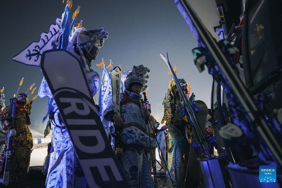 PDOAUS's tweet image. Skiers dressed up in #PekingOpera costumes pose for a group photo after a themed skiing show. More than 260 skiers dressed up in Peking Opera #costumes ski 1000m together to celebrate the new #ski season.
en.people.cn/n3/2025/1124/c…