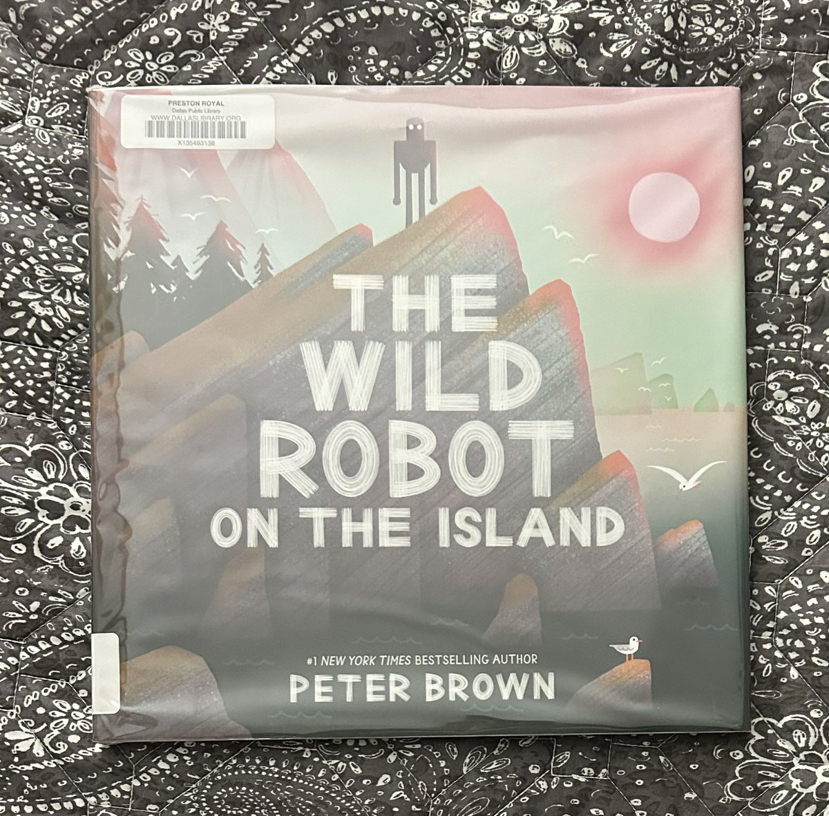 BetheBooks's tweet image. What a divine introduction to the world of Roz, the wild robot! Story follows the novel closely, including all the warmth and heart. Stunning illustrations: love the monochrome spreads that express the passing of the seasons. 5⭐️ @itspeterbrown @DISD_Libraries #bookaday