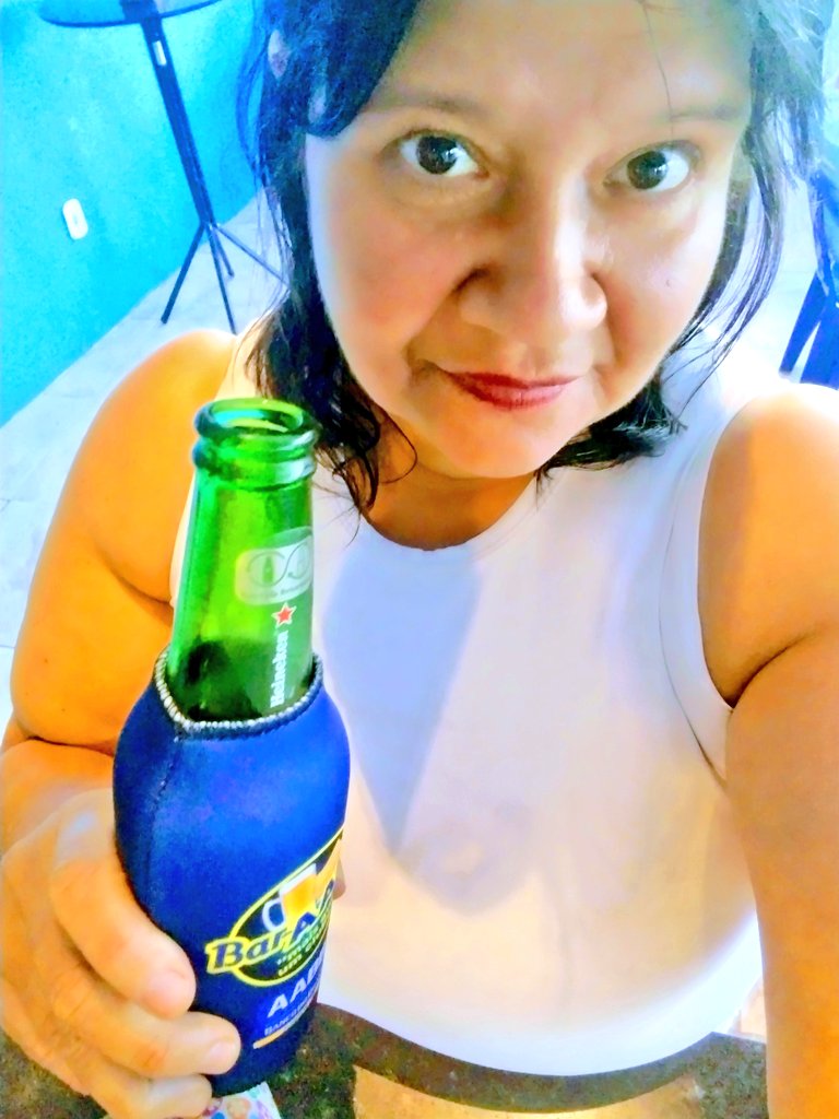 Depois de mais um domingo trabalhando em concurso, uma gelada na AABB no fim de tarde p relaxar. Mas só uma pq amanhã cedinho tenho aulas.