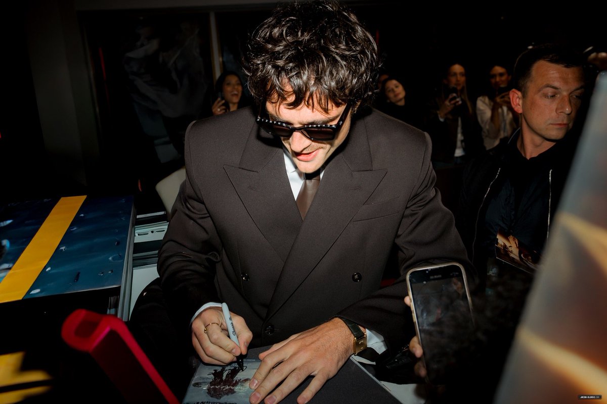 © #FrankensteinRP | 𝗣𝗵𝗼𝘁𝗼𝘀 | Netflix

𝗣𝗮𝘁𝗿𝗶𝗰𝗸 𝗚𝗿𝗲𝗲𝗻𝗲 (<a href="/noctrelafoule/">Patrick</a>) has arrived to the Netflix's Frankenstein World Premiere at Le Grand Rex, taking time to sign autographs for fans.