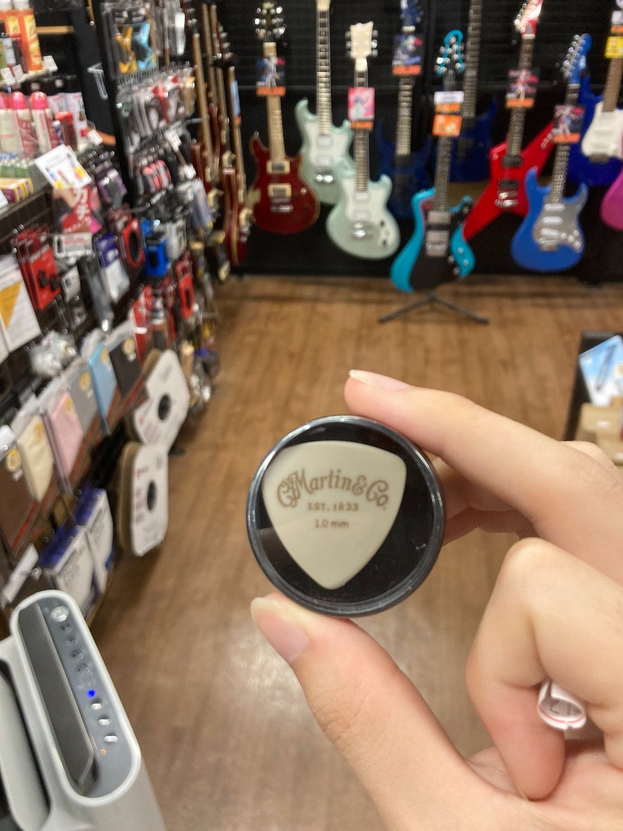 BIGBOSSは諦めない。 新入荷 このピックすごい❣️ なんとこのMartinのピック、 左右非対称