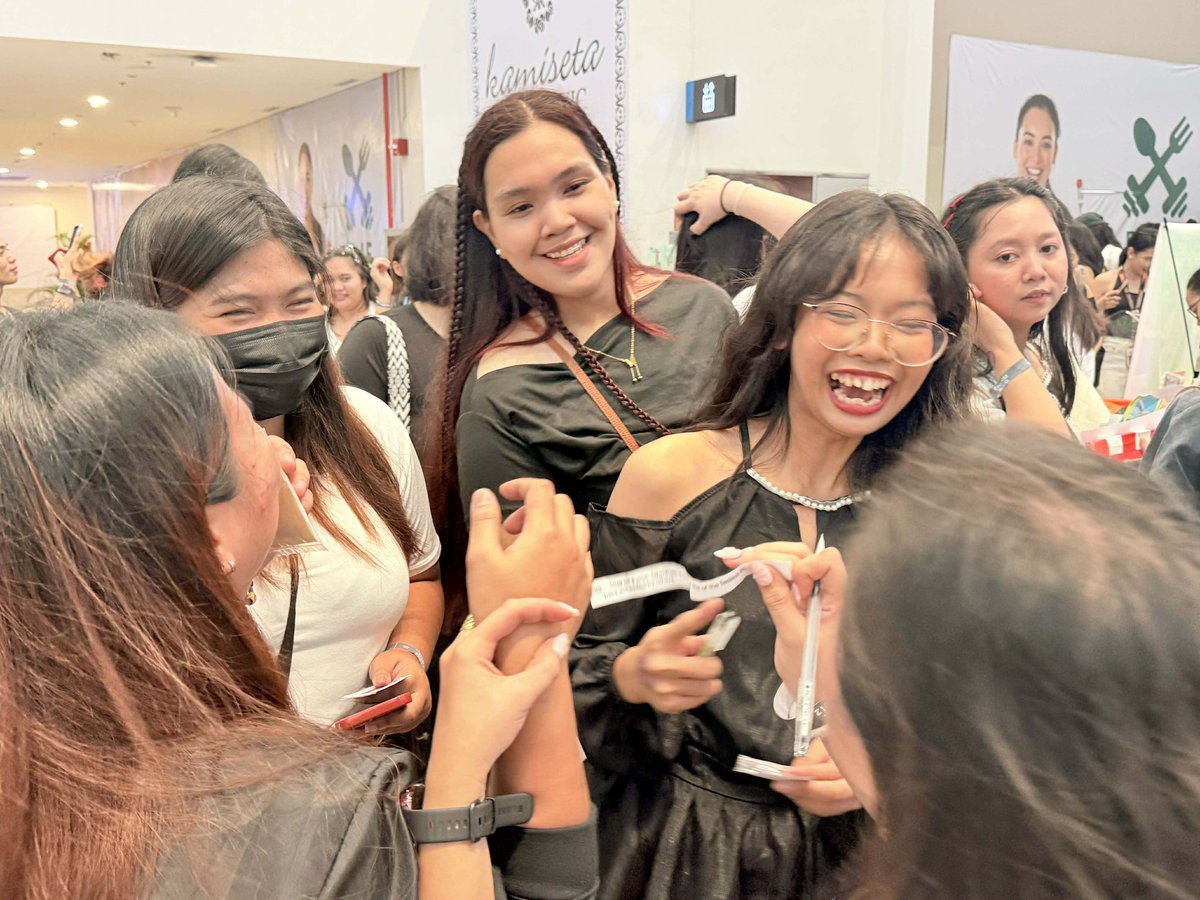 OhmPoon_PHfc819's tweet image. Thai BL Fest PH 2 -- OhmPoon PH Snaps with Fans.
(3)

#ThaiBLFestPH2withOhmPoonPH
#OhmPoon
#OhmPoonPH