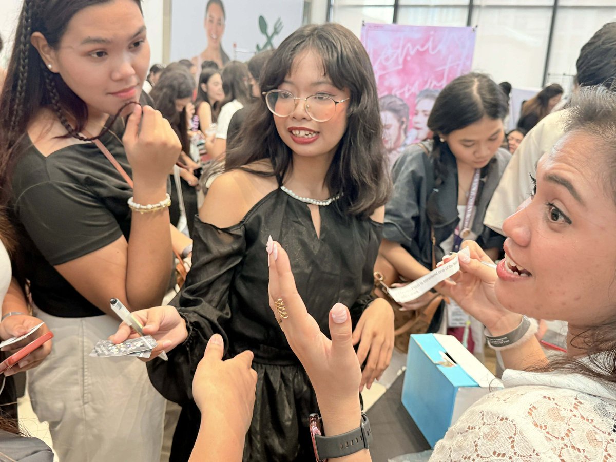 OhmPoon_PHfc819's tweet image. Thai BL Fest PH 2 -- OhmPoon PH Snaps with Fans.
(3)

#ThaiBLFestPH2withOhmPoonPH
#OhmPoon
#OhmPoonPH